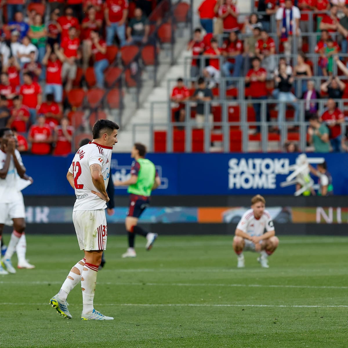 "Nos remonta a otros tiempos": tensión e insultos de aficionados ante un Sevilla "en descomposición"