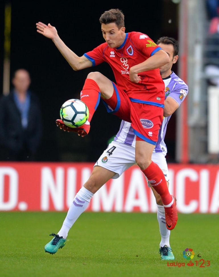 Guillermo controla el balón en el partido de ida de Los Pajaritos.