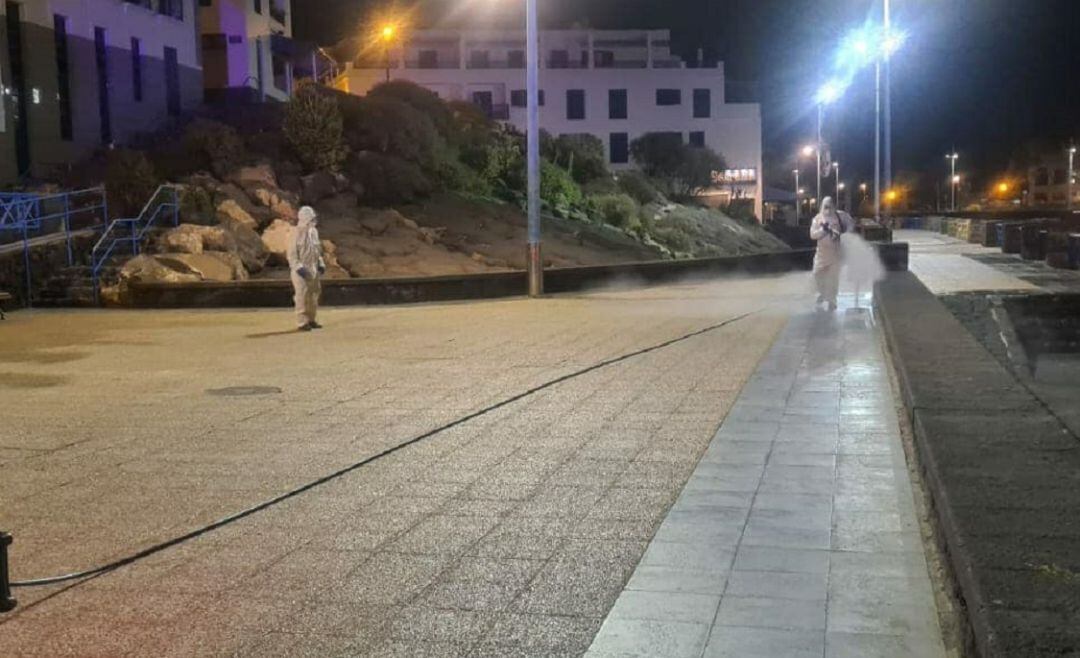Labores de desinfección en el Charco de San Ginés, en Arrecife.