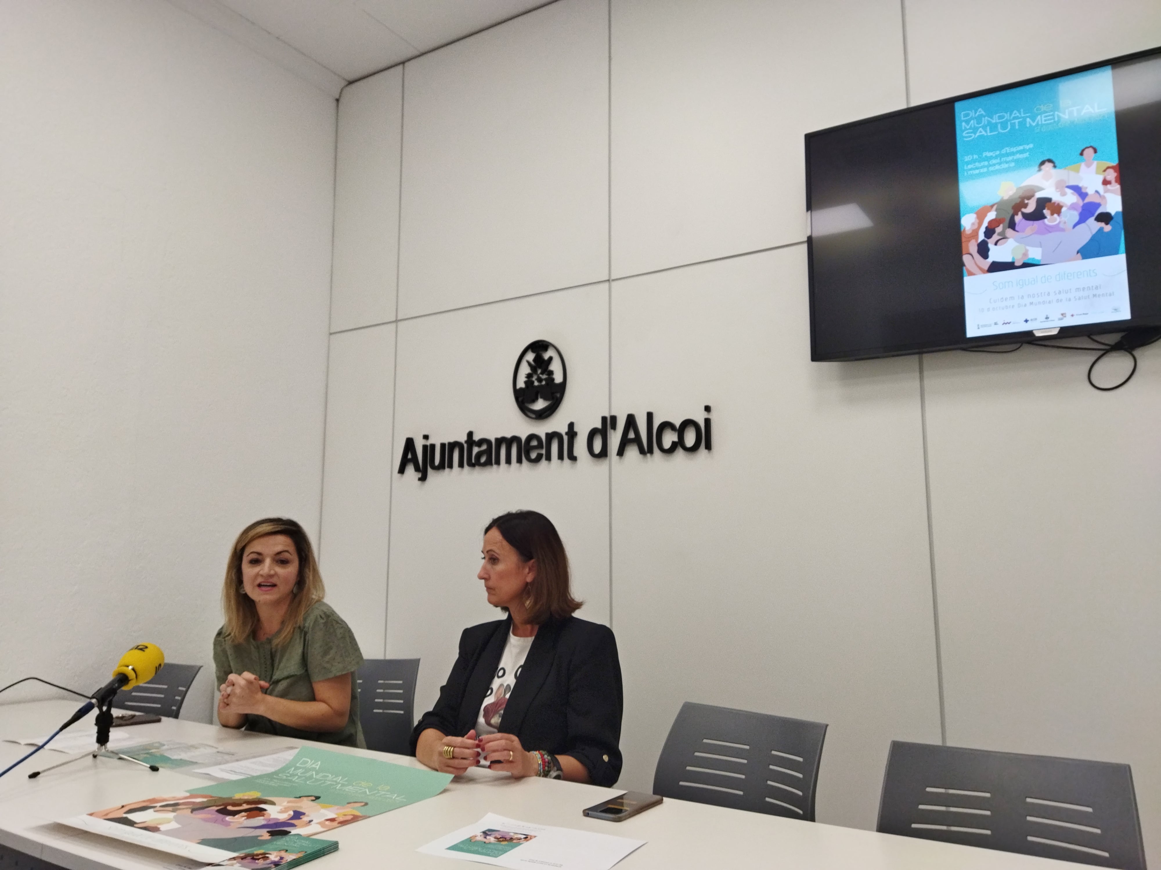 María Pérez, psicóloga y coordinadora del SASEM, y Aroa Mira, edil de Políticas Inclusivas, presentando la programación para conmemorar el Día Mundial de la Salud Mental.