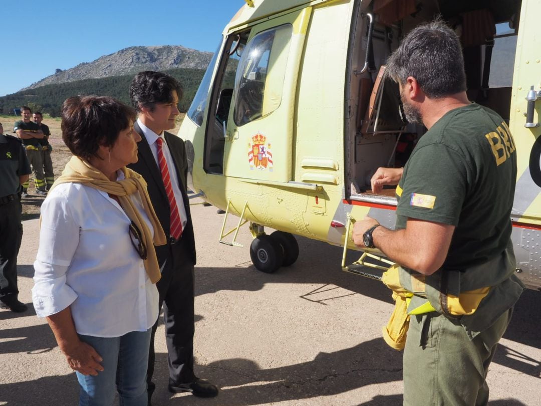 La delegada del Gobierno, Mercedes Martín, ha visitado a los trabajadores de la BRIF del Puerto del Pico