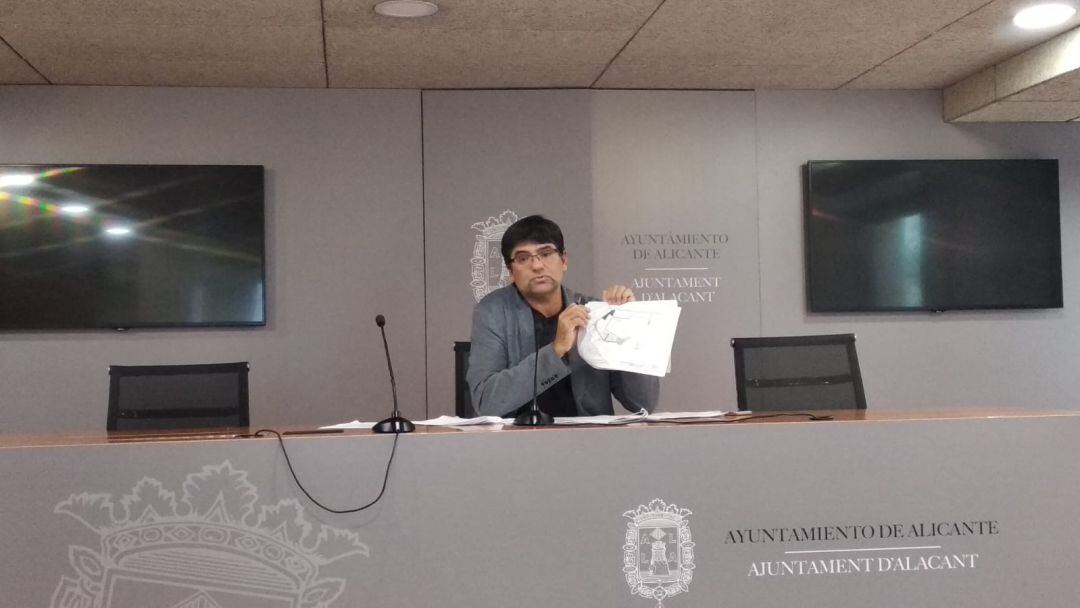 Miguel Ángel Pavón en la sala de prensa del Ayuntamiento de Alicante