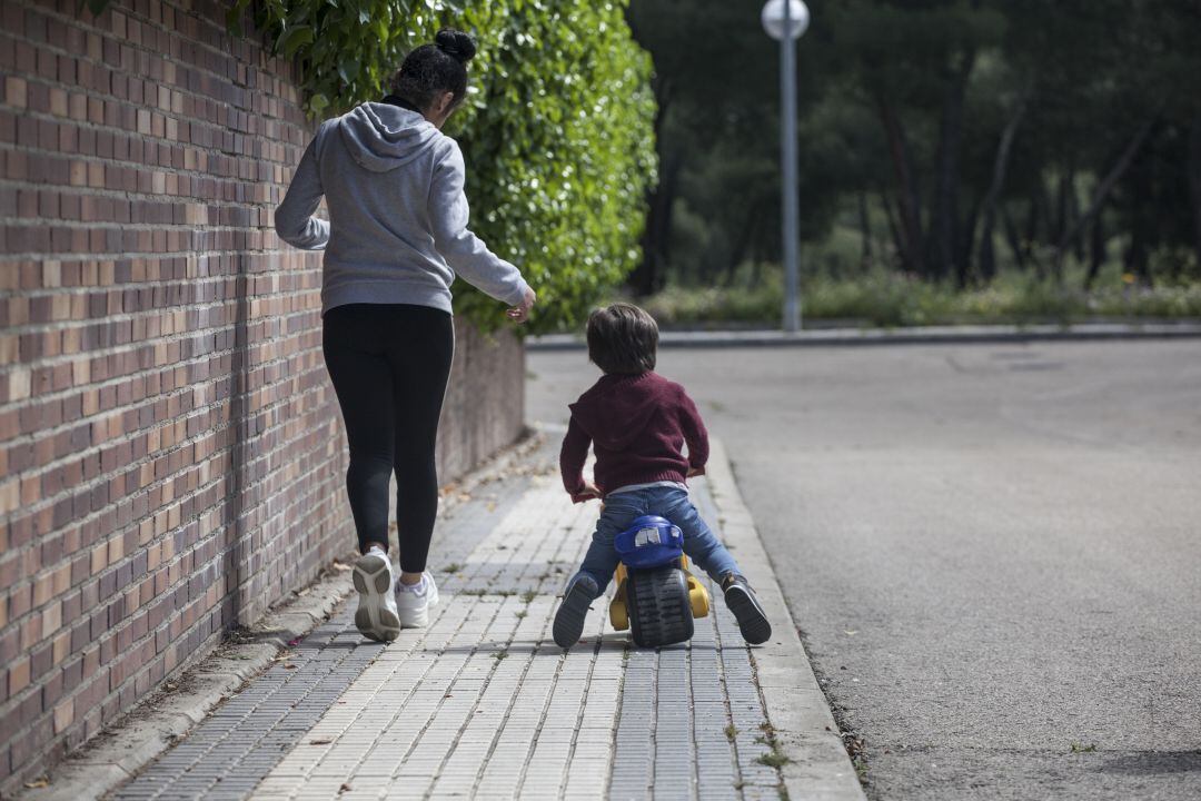 Un niño juega junto a su madre