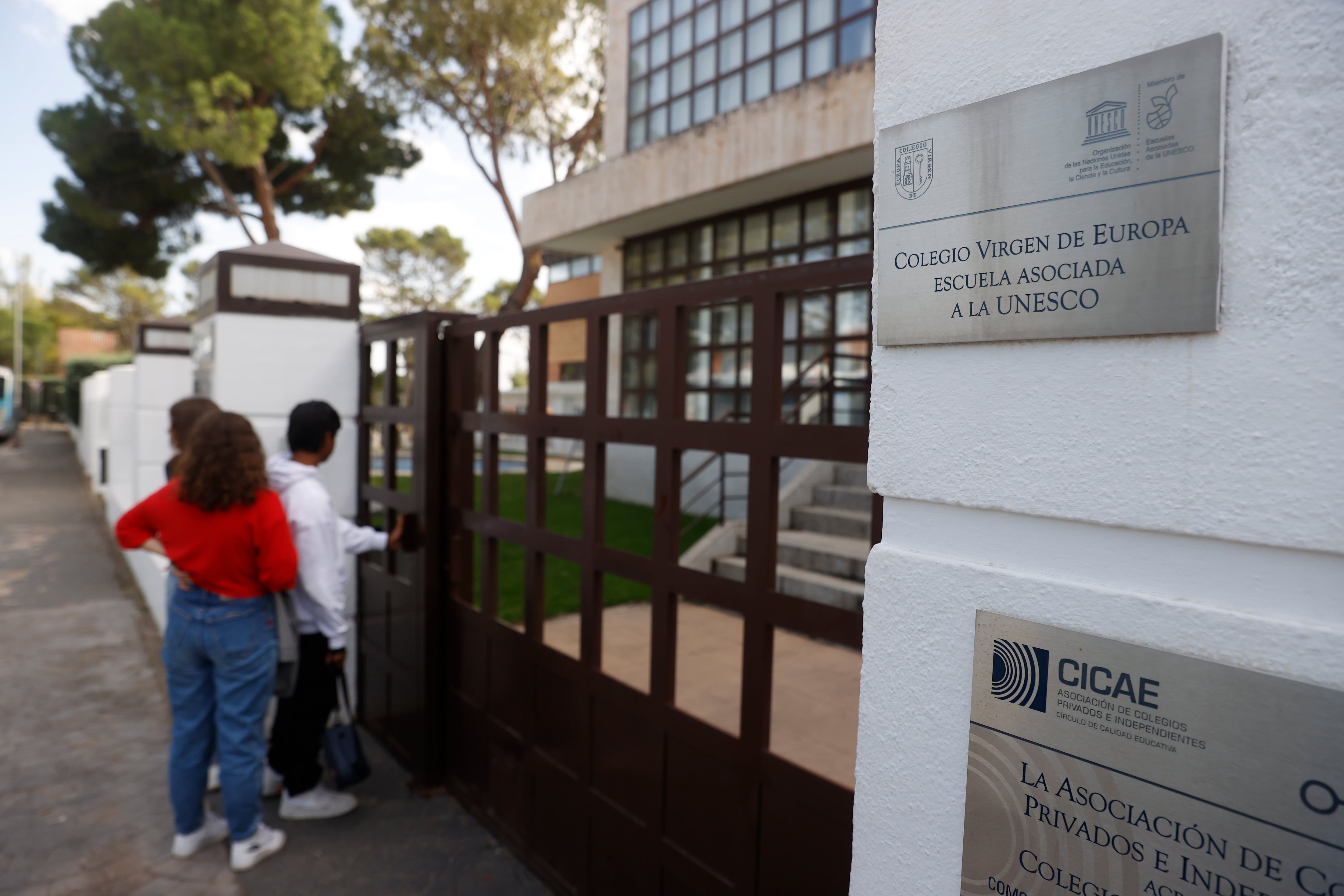 El Juzgado de Instrucción número 5 de Móstoles (Madrid) investiga a un profesor del colegio Virgen de Europa de la localidad madrileña de Boadilla del Monte por grabar presuntamente a más de una decena de niñas de 12 años