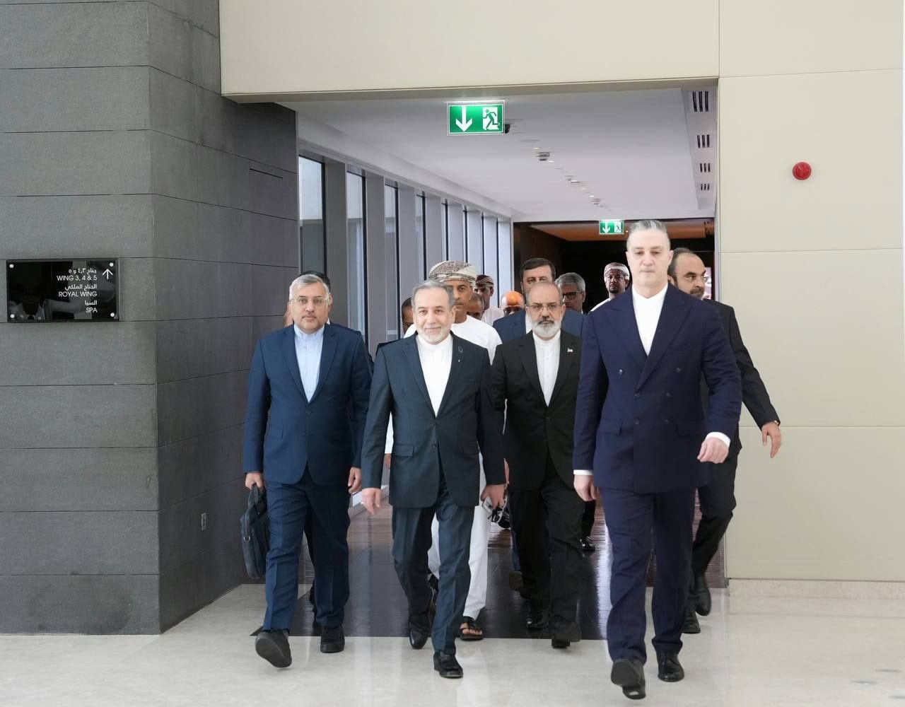 La delegación iraní encabezada por el ministro de Exteriores, Abás Araqchí, se dirige al lugar de las reuniones con el ministro de Exteriores de Omán