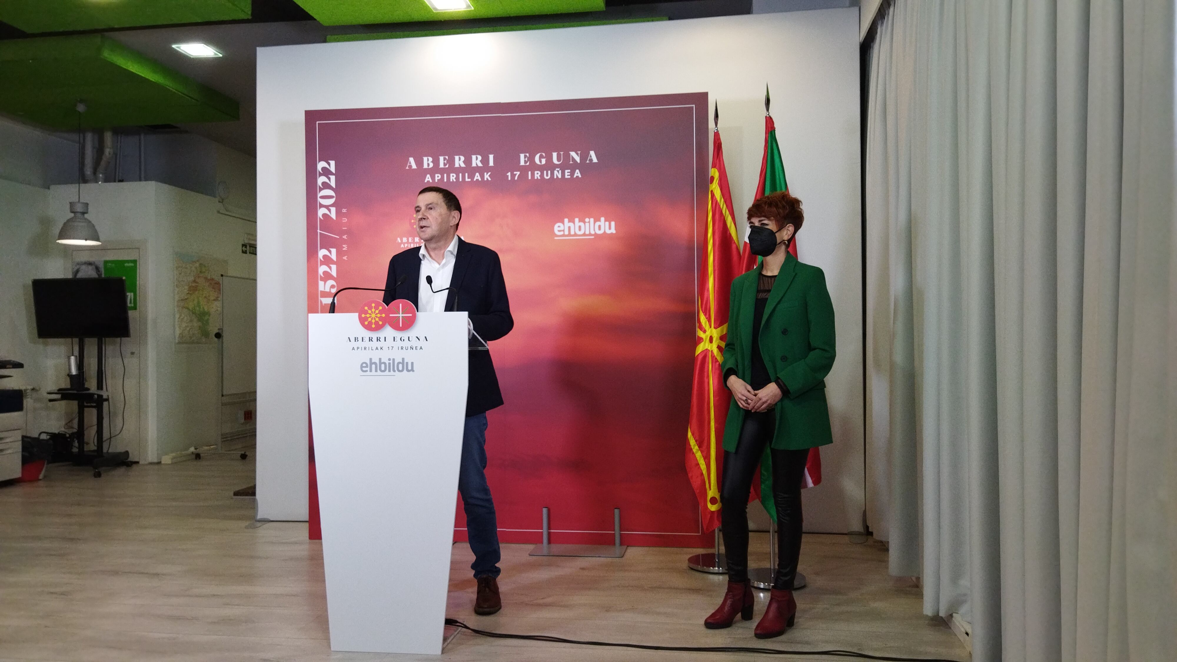 El coordinador general de EH Bildu, Arnaldo Otegi, junto a Bakartxo Ruiz en la presentación del Aberri Eguna 2022