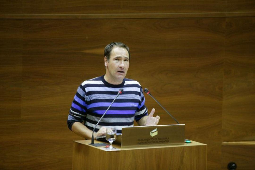 Xabi Lasa, en la tribuna del Parlamento de Navarra