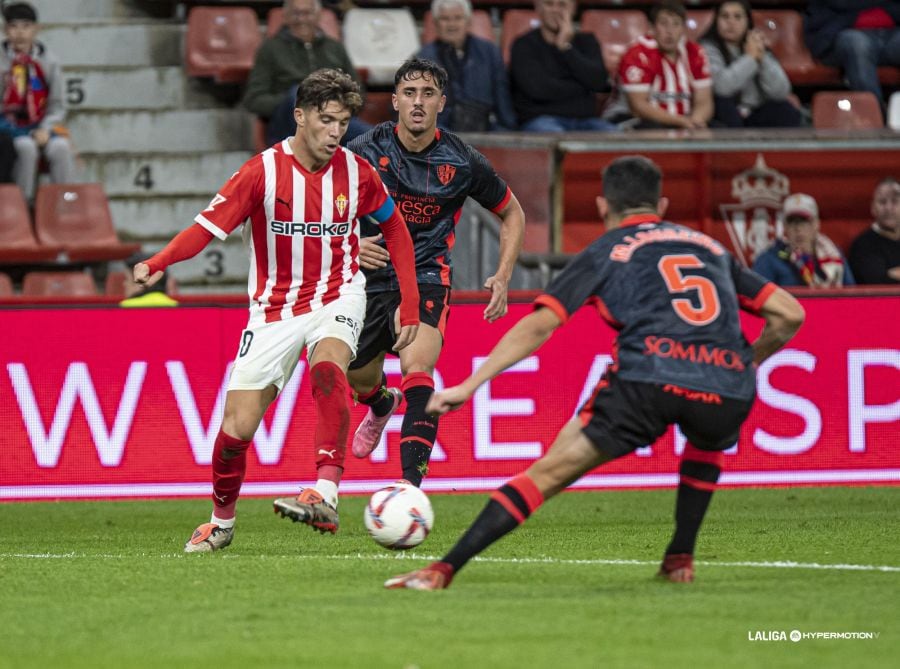 El Huesca fue superado por el Sporting de Gijón en El Molinón