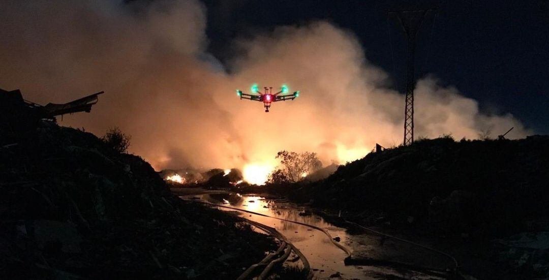 Los drones del 112 se suman a la extinción del incendio industrial de Sollana