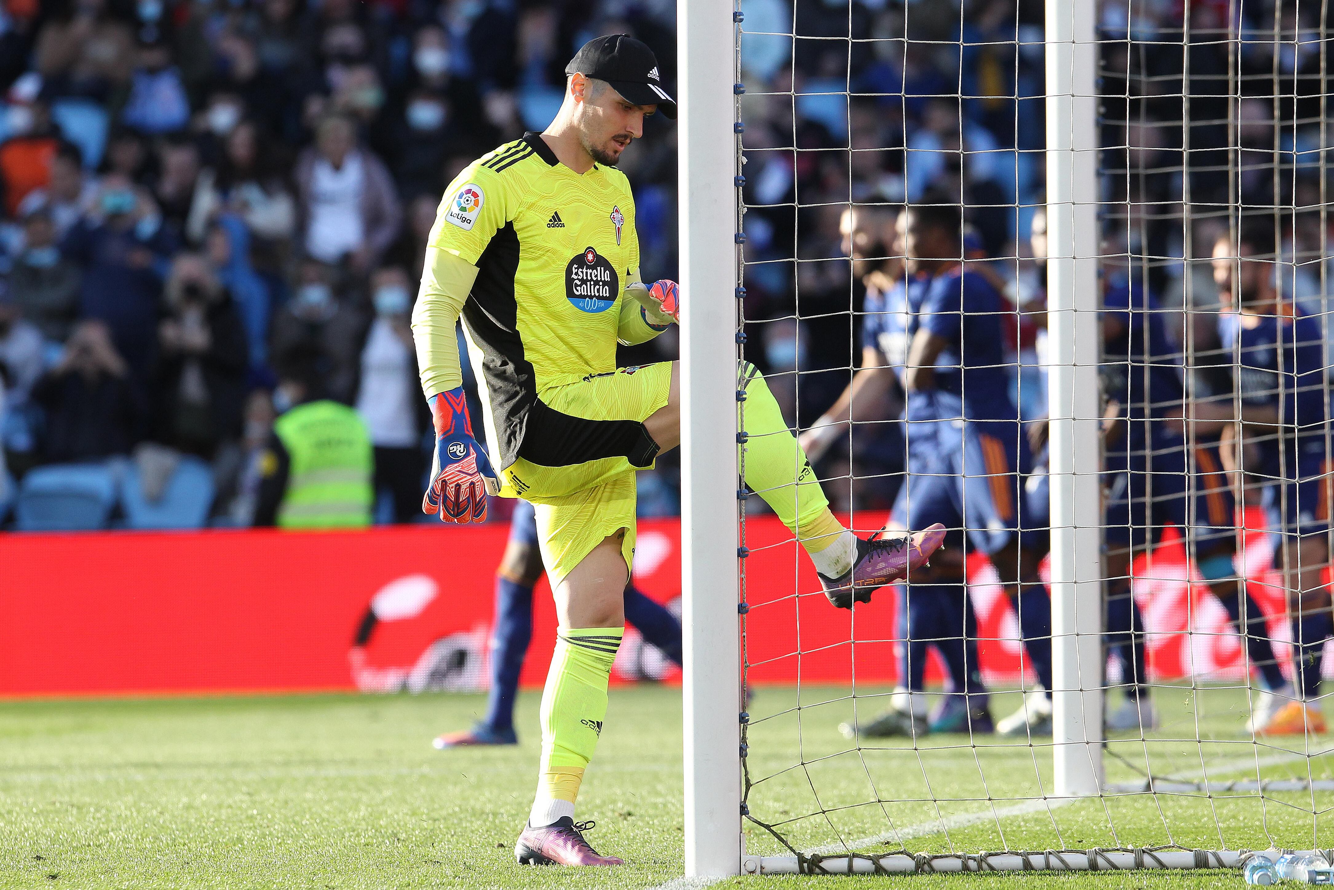 VIGO, 02/04/2022.- El guardameta del Celta, Matias Dituro, tras encajar el segundo gol durante el encuentro correspondiente a la jornada 30 de primera división que disputan hoy sábado frente al Real Madrid en el estadio de Balaidos, en Vigo. EFE / Salvador Sas.
