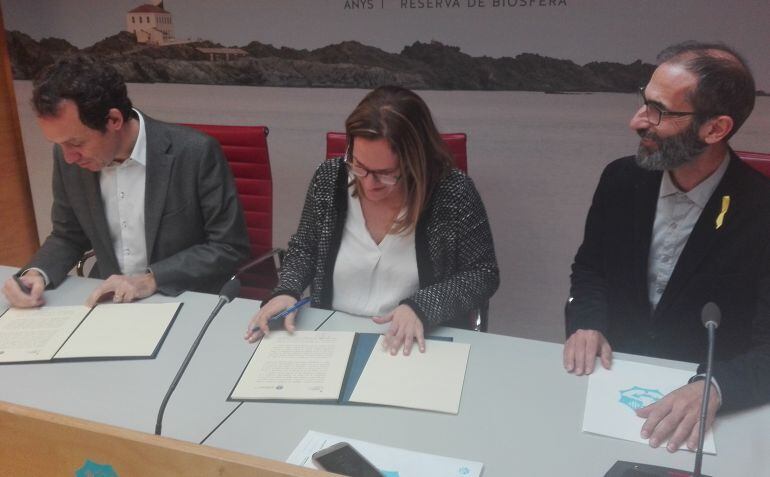 Marc Pons y Susana Mora firmaron este jueves el convenio de colaboración para unificar el sistema tarifario.