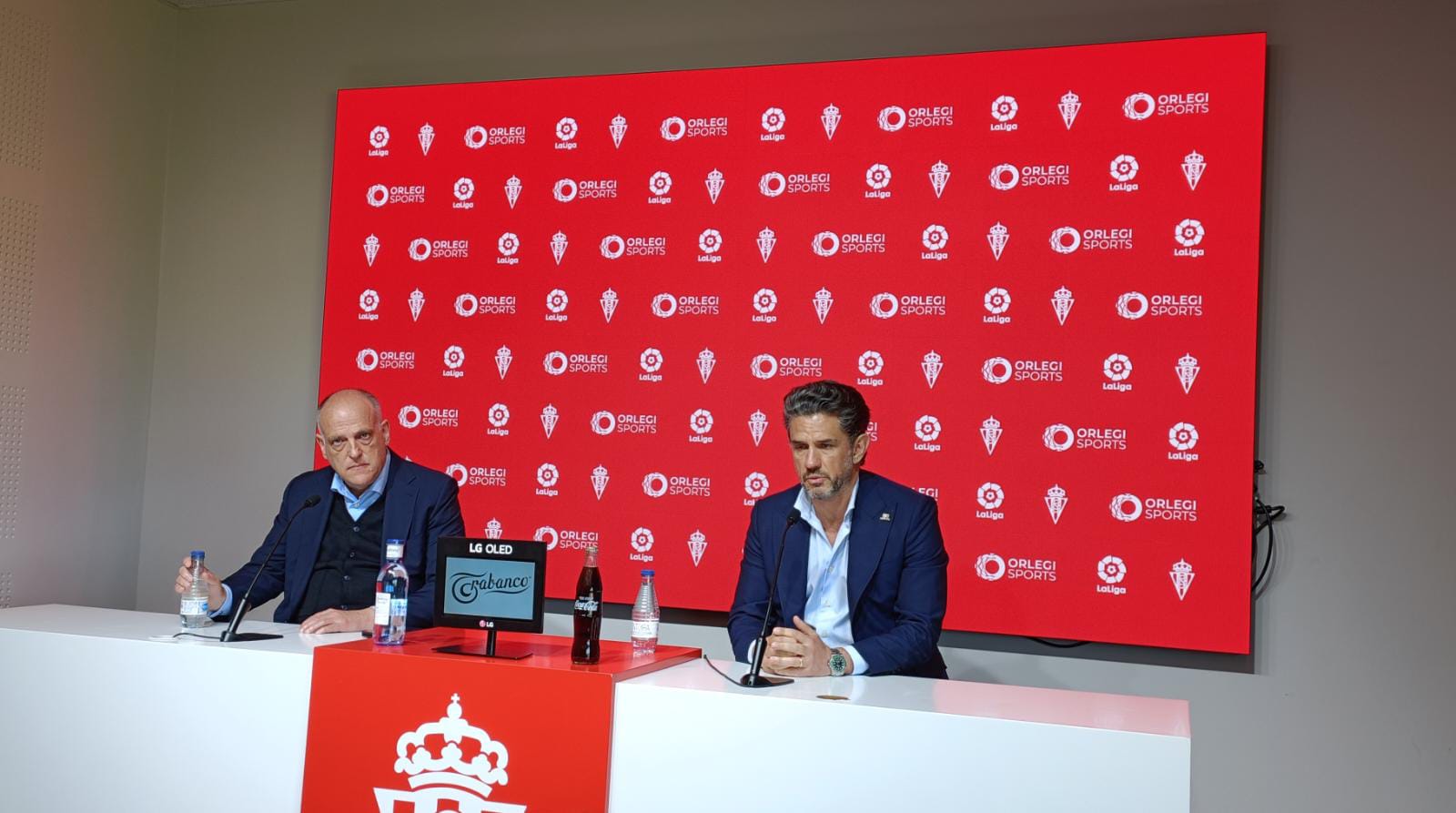 Javier Tebas, presidente de LaLiga, y Alejandro Irarragorri, presidente del Sporting, durante su comparecencia conjunta en Mareo.