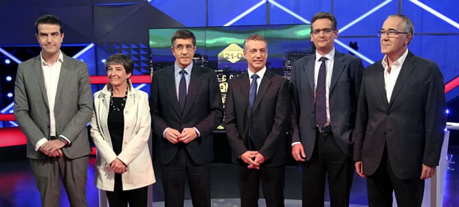 os candidatos a lehendakari por el PNV, PSE-EE, PP, EH Bildu, UPyD y EB, Iñigo Urkullu (3-d), Patxi López (3-i), Antonio Basagoiti (2-d), Laura Mintegi (2ªI), Gorka Maneiro (i) y José Navas (d), momentos antes de un debate en la sede de EITB de San Sebast