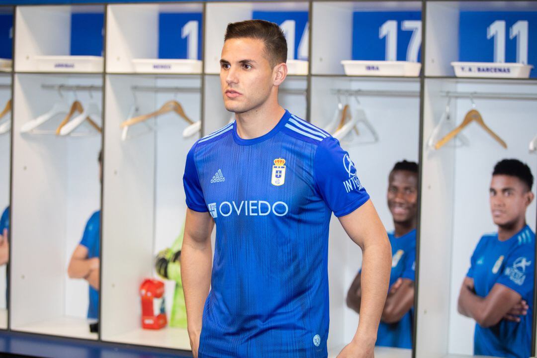 Luismi posa con su nueva camiseta