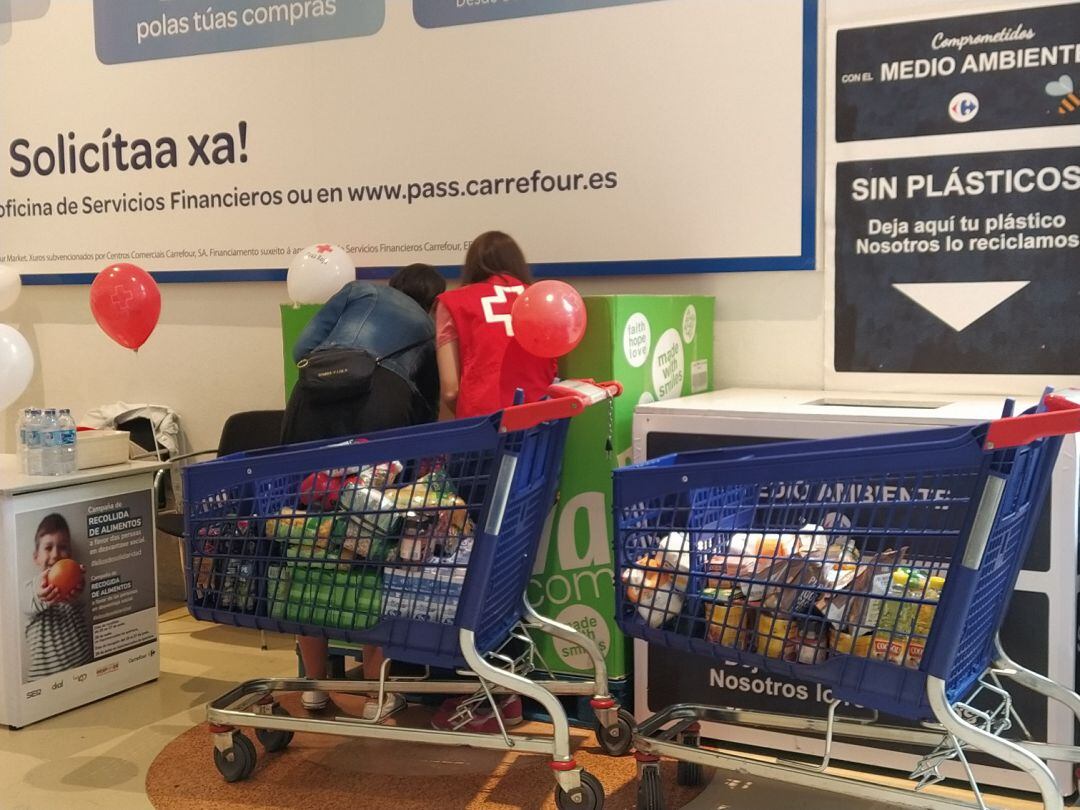 Voluntarias de Cruz Roja Vigo en el Centro Comercial Travesía