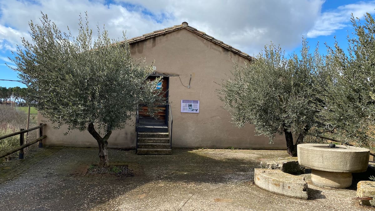 Salas Bajas crea una vivienda para nuevos pobladores y reforma el local multiusos