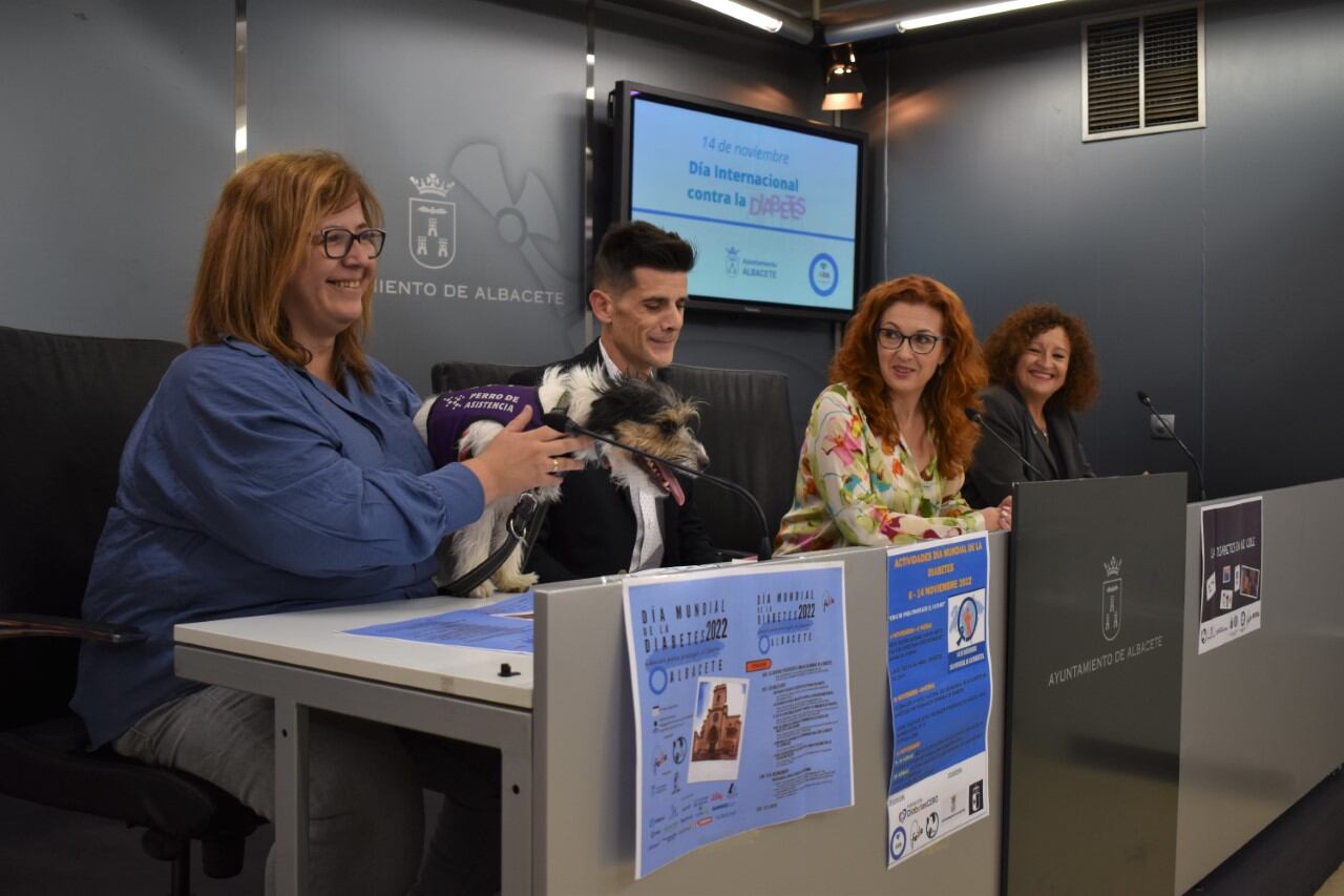 Presentación de las actividades del Día Mundial de la Diabetes en Albacete con la presencia de Bono, primer perro de alerta médica que detecta las hiperglucemias y las hipoglucemias | Imagen: Ayuntamiento de Albacete