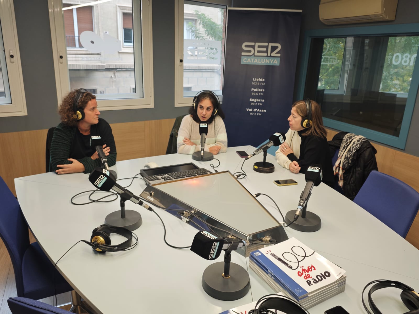 Carme Peralta, Laia Dolcet, i Laia Navarra als estudis de Ràdio Lleida