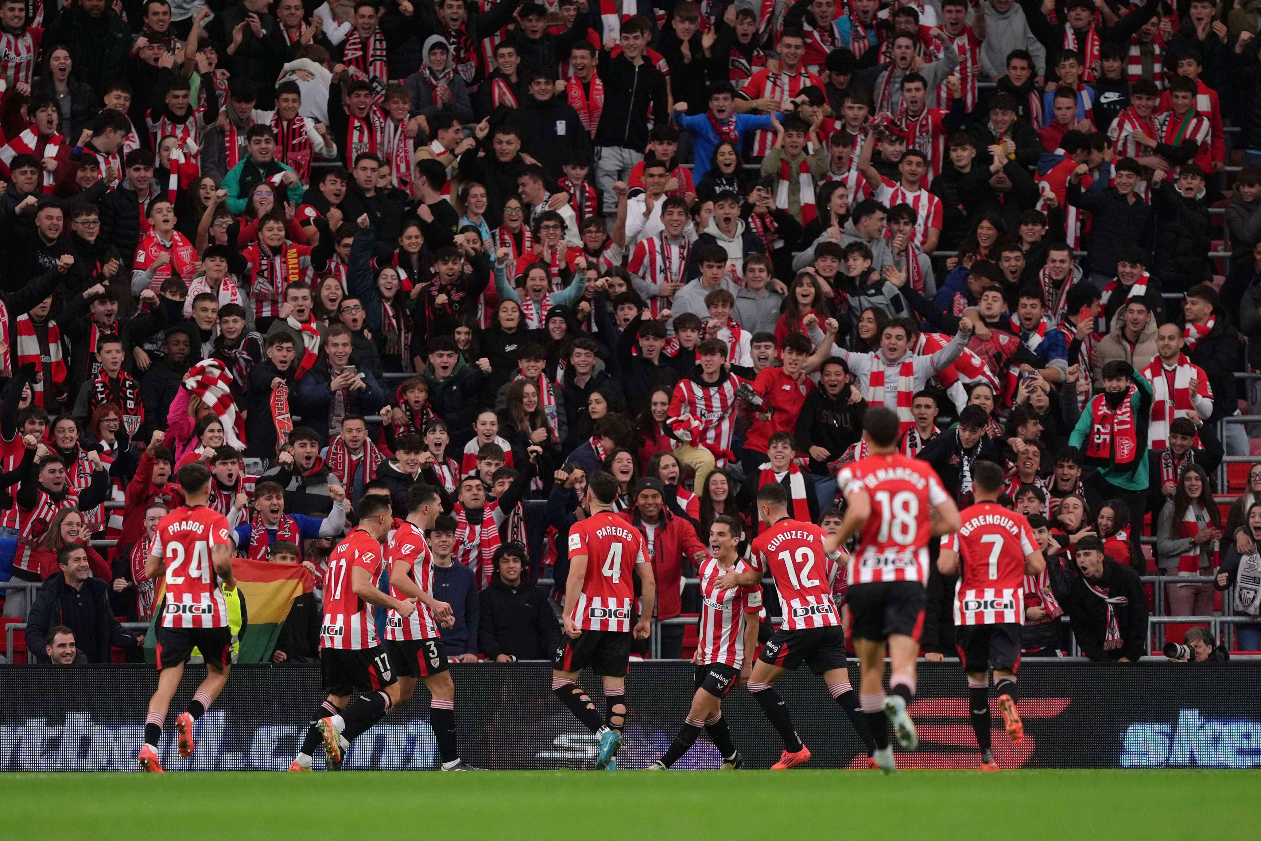 Los jugadores del Athletic celebran junto a la Grada de Animación de San Mamés el gol de Aitor Paredes, que abrió la lata frente al Villarreal este domingo