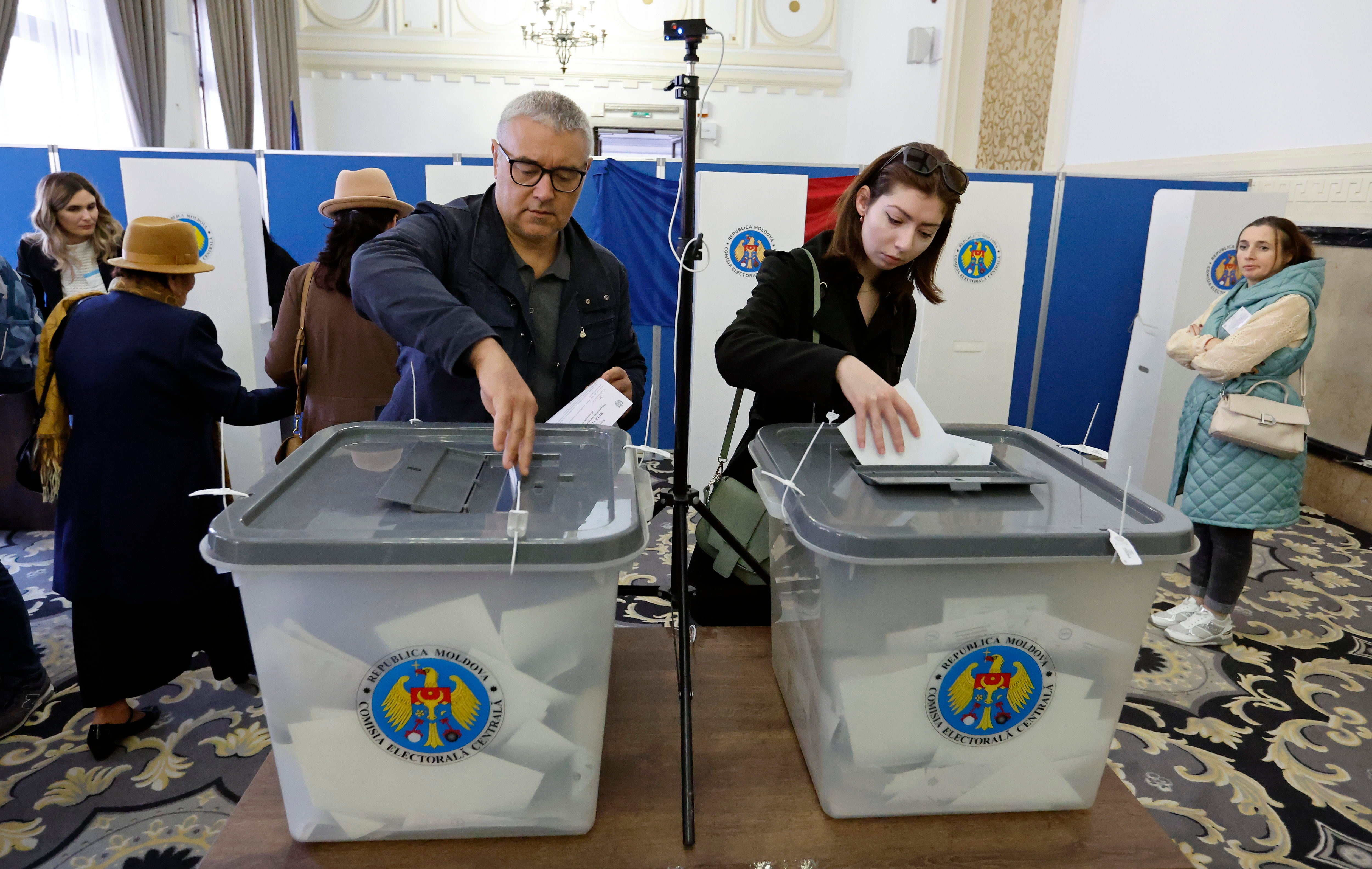 Los ciudadanos moldavos votan en las elecciones presidenciales y el referendum para entrar en la Unión Europea.