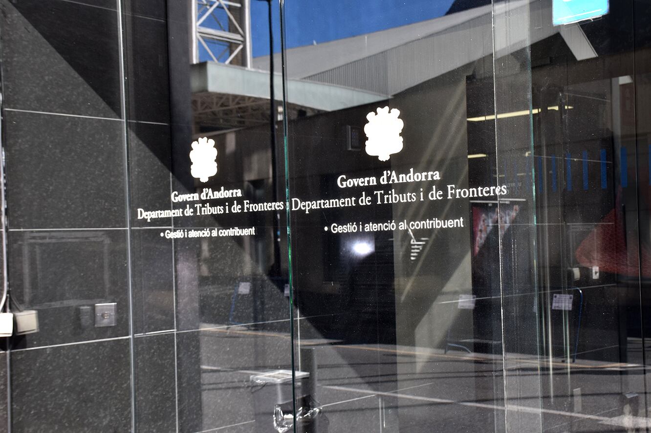 Entrada al departament de Tributs i Fronteres