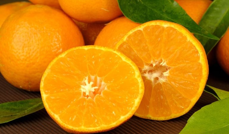 Enteras o en zumo las naranjas nos sacian, hidratan, alimentan  y enriquecen con vitamina C