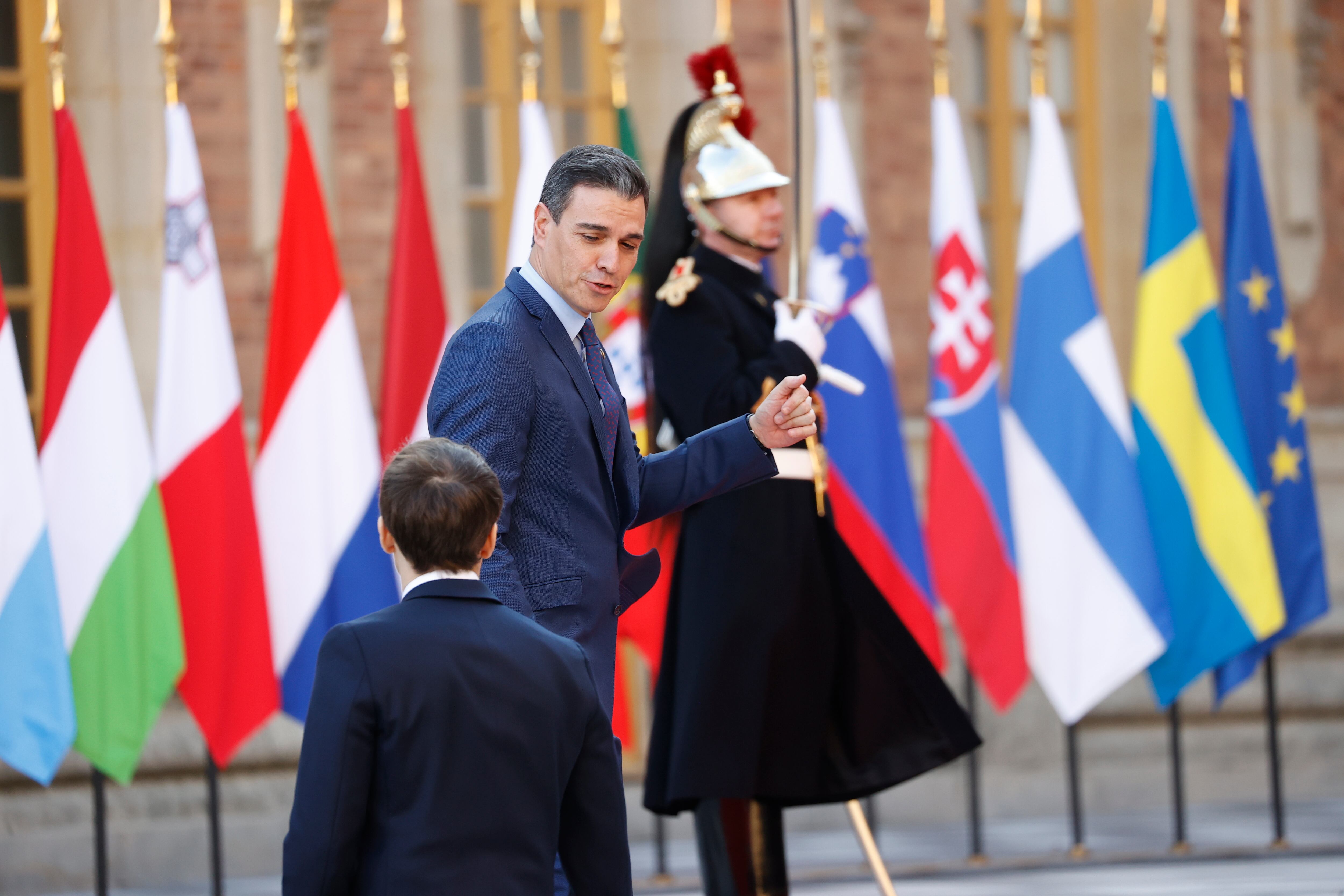 GRAF5337. VERSALLES, 10/03/2022.- El presidente francés Emmanuel Macron (i) saluda al presidente español, Pedro Sánchez (d) a su llegada a la cumbre de los jefes de Estado y de Gobierno de la Unión Europea en su encuentro en el Palacio de Versalles (París) en el que analizarán este jueves su respuesta a la invasión rusa de Ucrania y debatirán sobre la reducción de la dependencia energética de Rusia, en esta Cumbre que se celebra los días 10 y 11 de marzo. EFE/Chema Moya