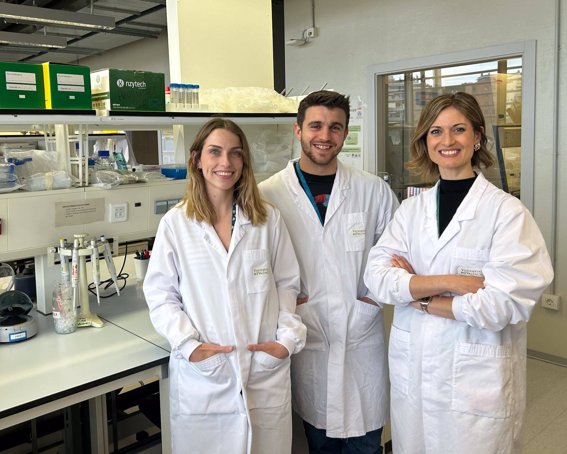 De izquierda a derecha: Mireia Bernabéu Gimeno, Marco Pardo Freire y Pilar Domingo Calap, del Grupo de Virología Ambiental y Biomédica del I2SysBio