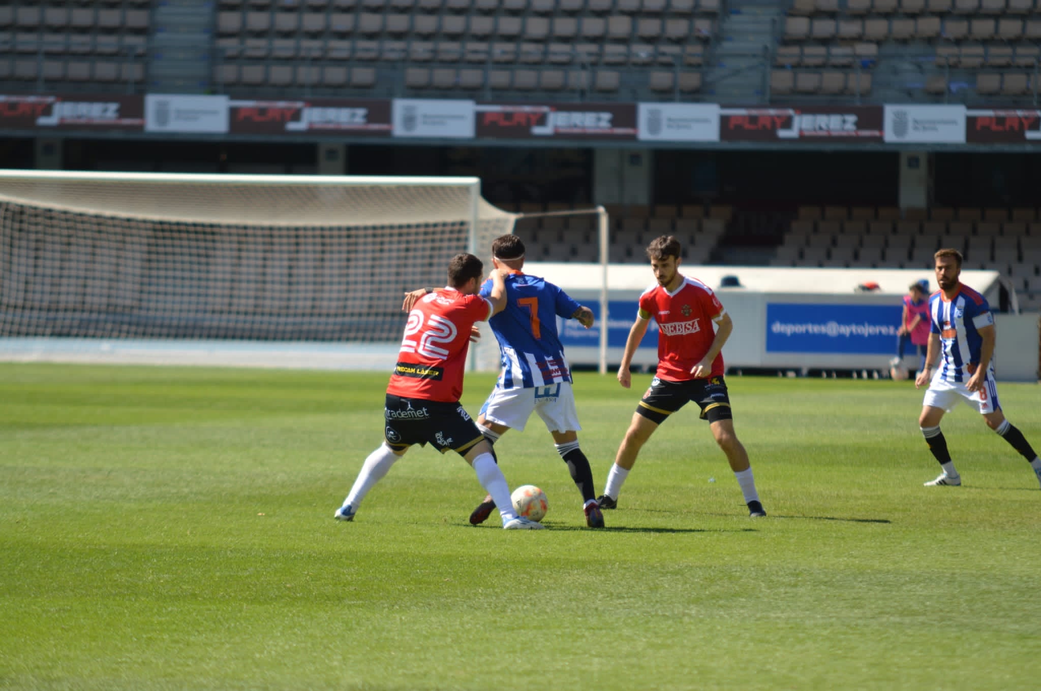 Joseliyo entre dos jugadores rivales