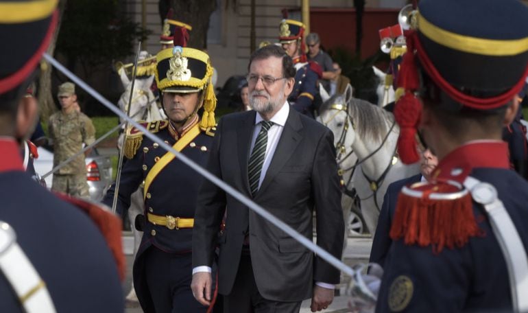 El presidente Mariano Rajoy, durante el recibimiento en una plaza de Buenos Aires