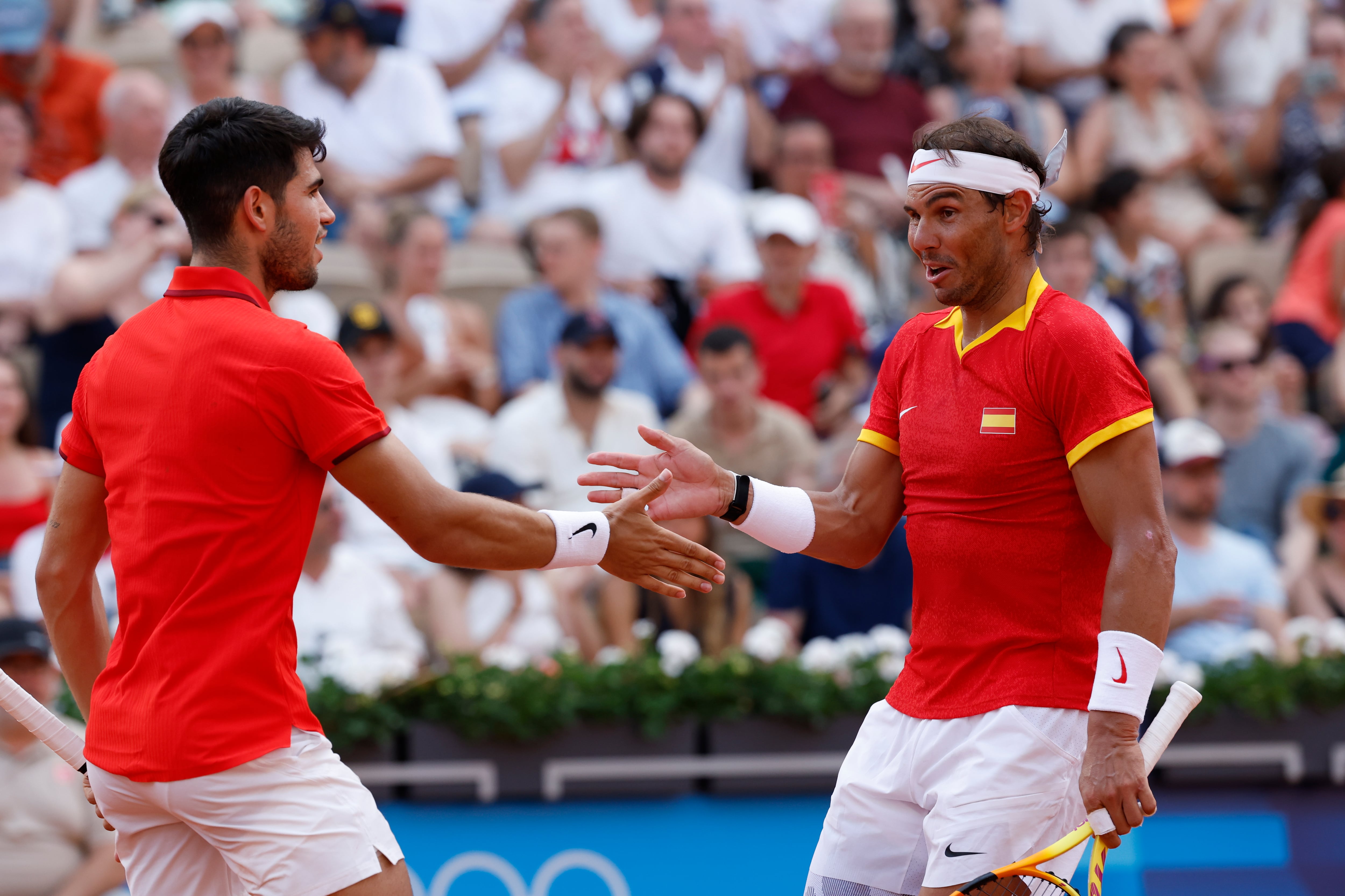 Rafael Nadal y Carlos Alcaraz se felicitan tras un punto