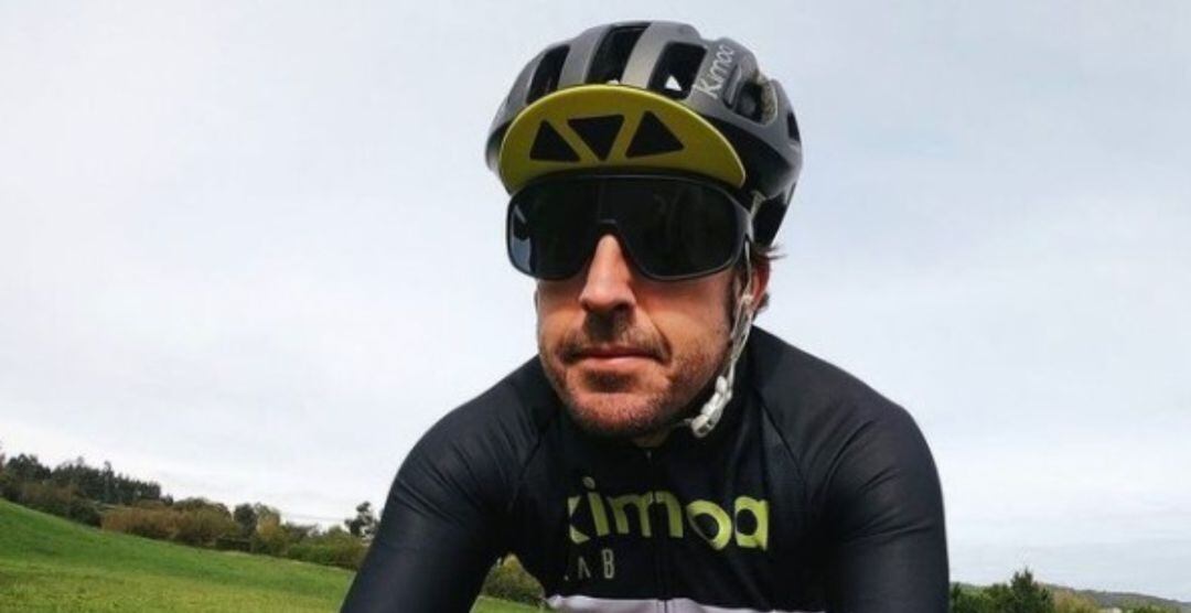 Fernando Alonso, durante un entrenamiento con bicicleta (foto de archivo)