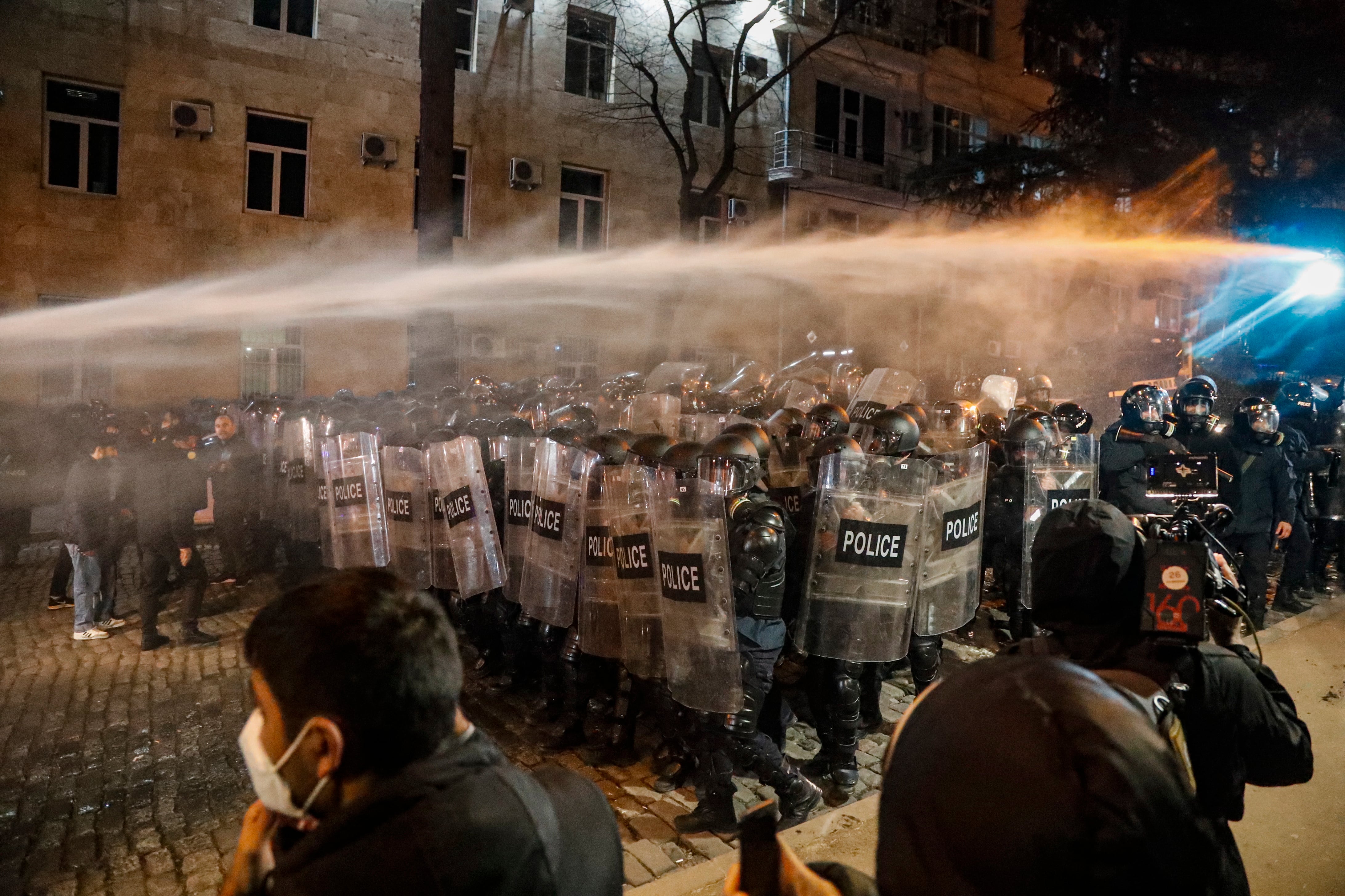 La policía reprime las protestas ante el parlamento georgiano contra un proyecto de ley sobre &#039;agentes extranjeros que, según los críticos supondría un acercamiento a Moscú y un retroceso democrático.