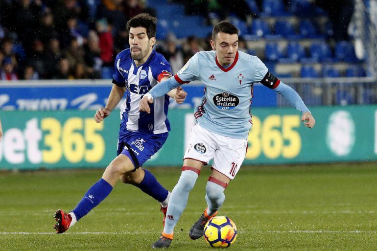 Aspas se va del marcaje de Manu García que intenta agarrarle