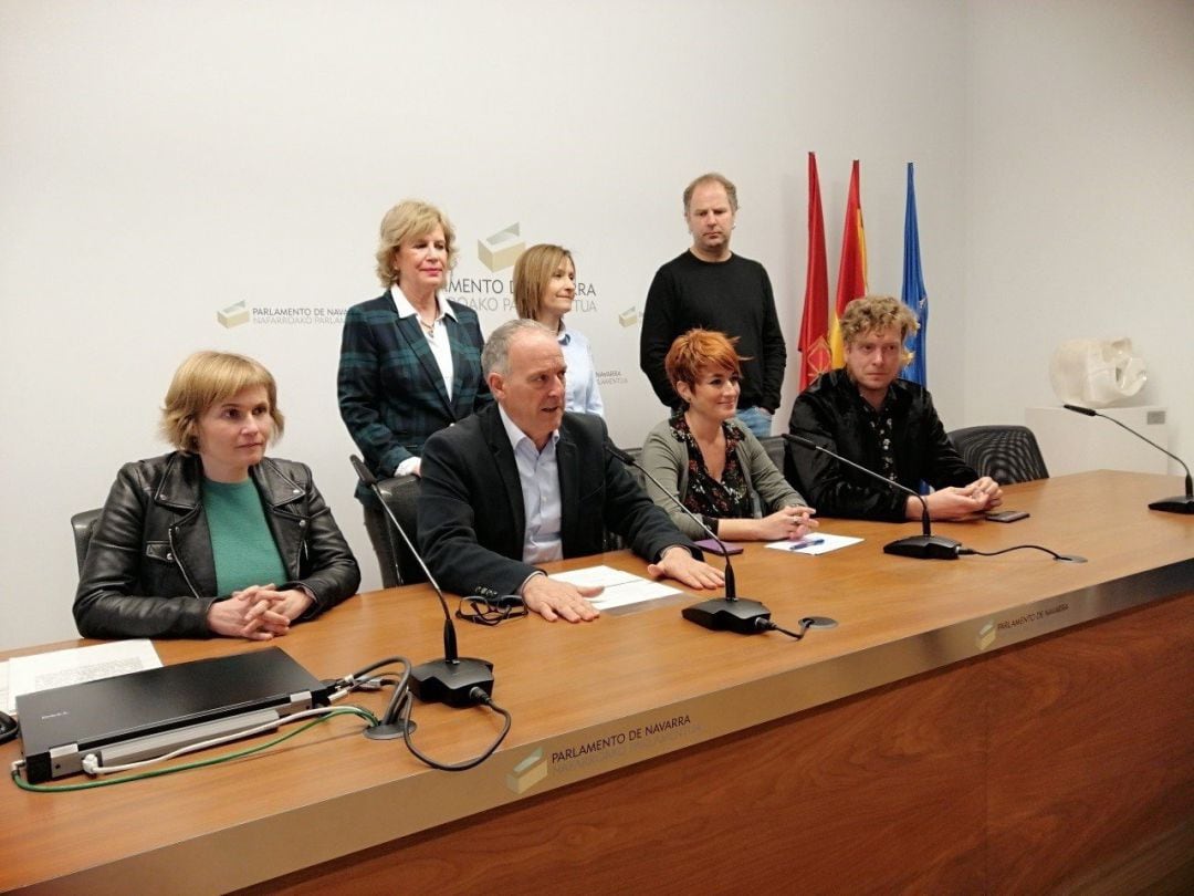 Adolfo Araiz y Bakartxo Ruiz junto a parlamentarios de EH Bildu en el Parlamento foral