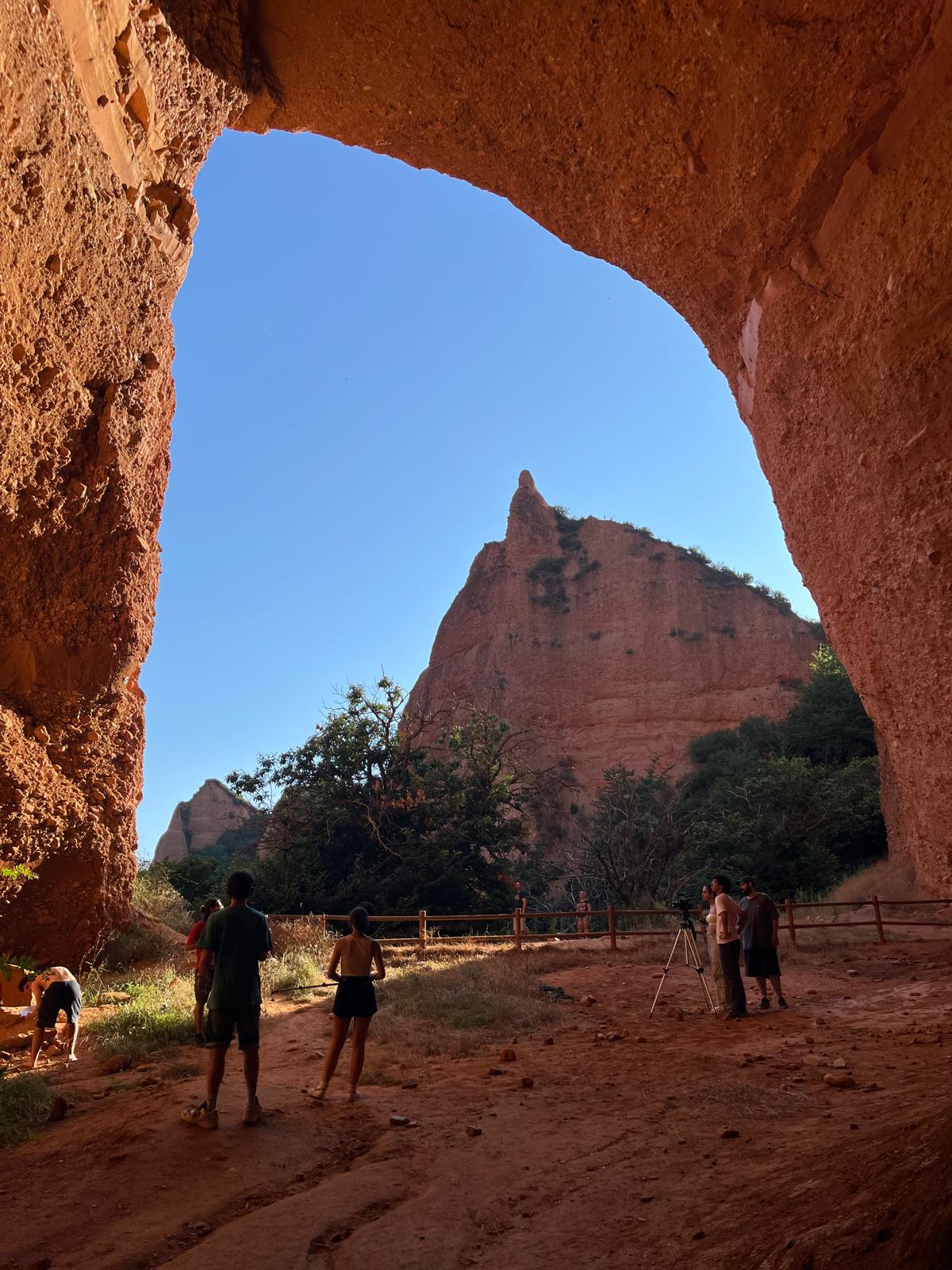 Jóvenes en pleno proceso de grabación en Médulas