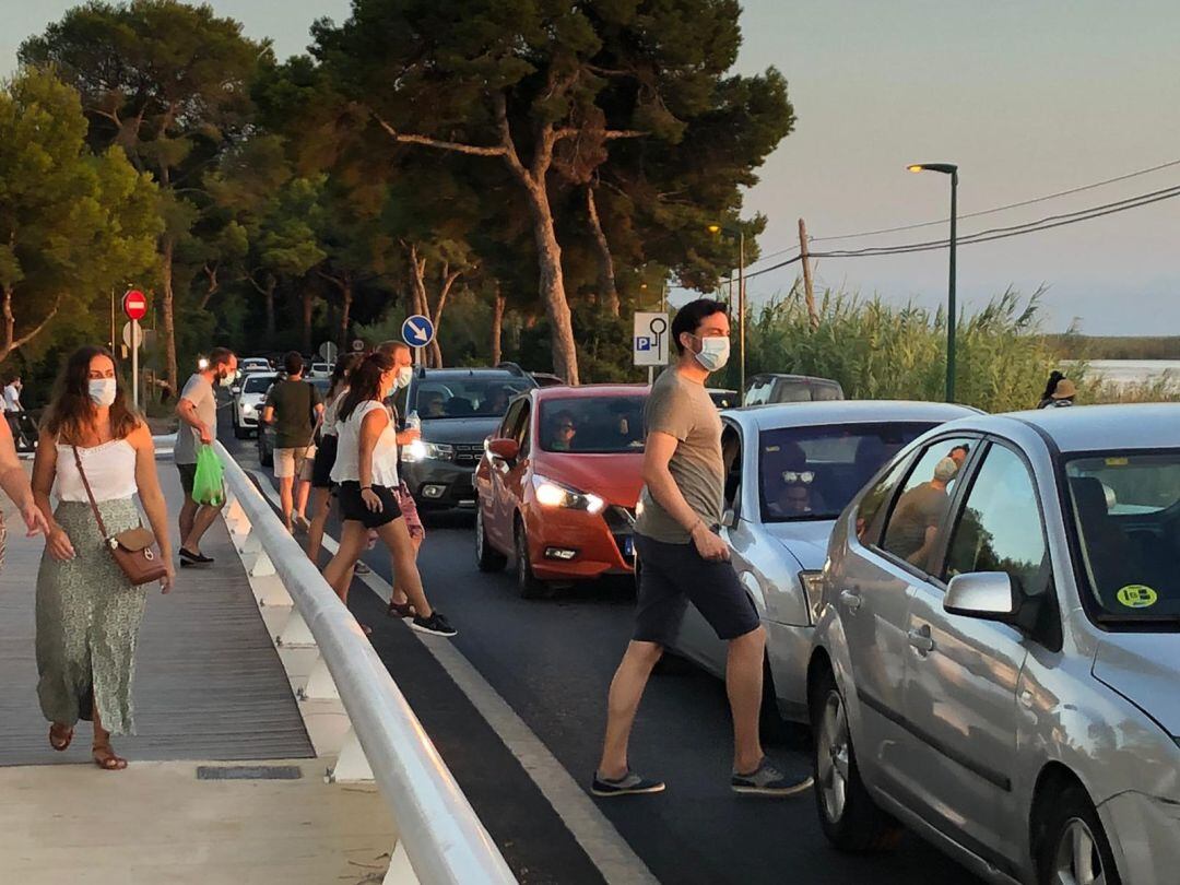 Tramo de la CV-500 a la altura de la Gola de Puchol atravesado por decenas de personas a la hora del atardecer