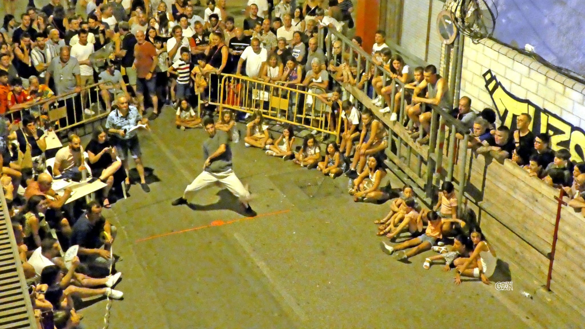 Fotografía de un hombre que se dispone a lanzar su alpargata en el concurso de lanzamiento de alpargata, en Murchante