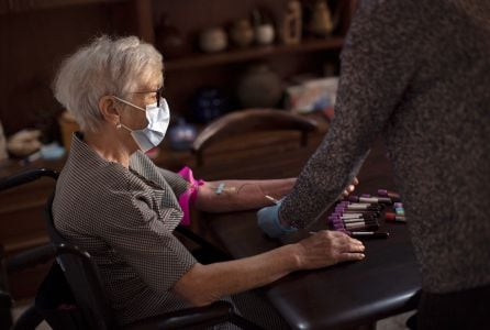 María se realiza diversas pruebas médicas requeridas por ser donante de órganos antes de completar el proceso de eutanasia. María tenía 68 años cuando la semana pasada murió en València por eutanasia, el recurso sanitario y legal al que se aferró para dejar de sufrir.