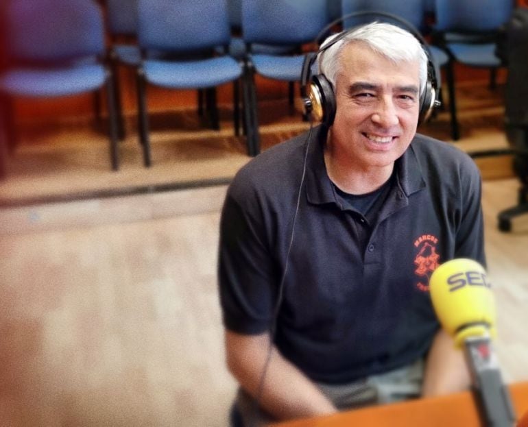 Enrique Sánchez, profesor de educación física y ajedrez, en los estudios de la Cadena SER Zaragoza.