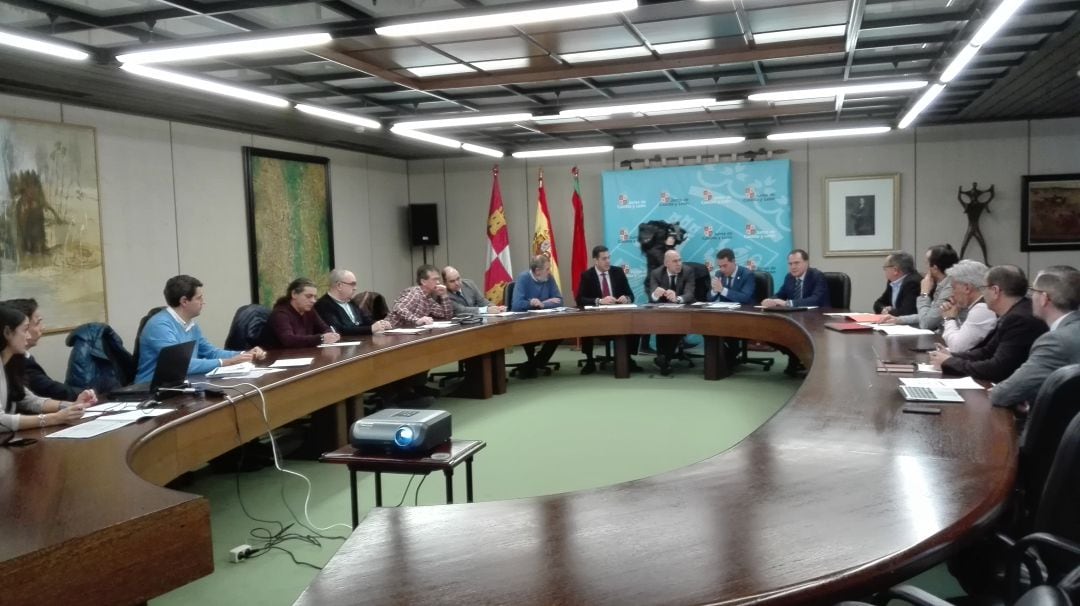 Reunión sobre el plan de reindustrialización en la Delegación Territorial de la Junta de Castilla y León 