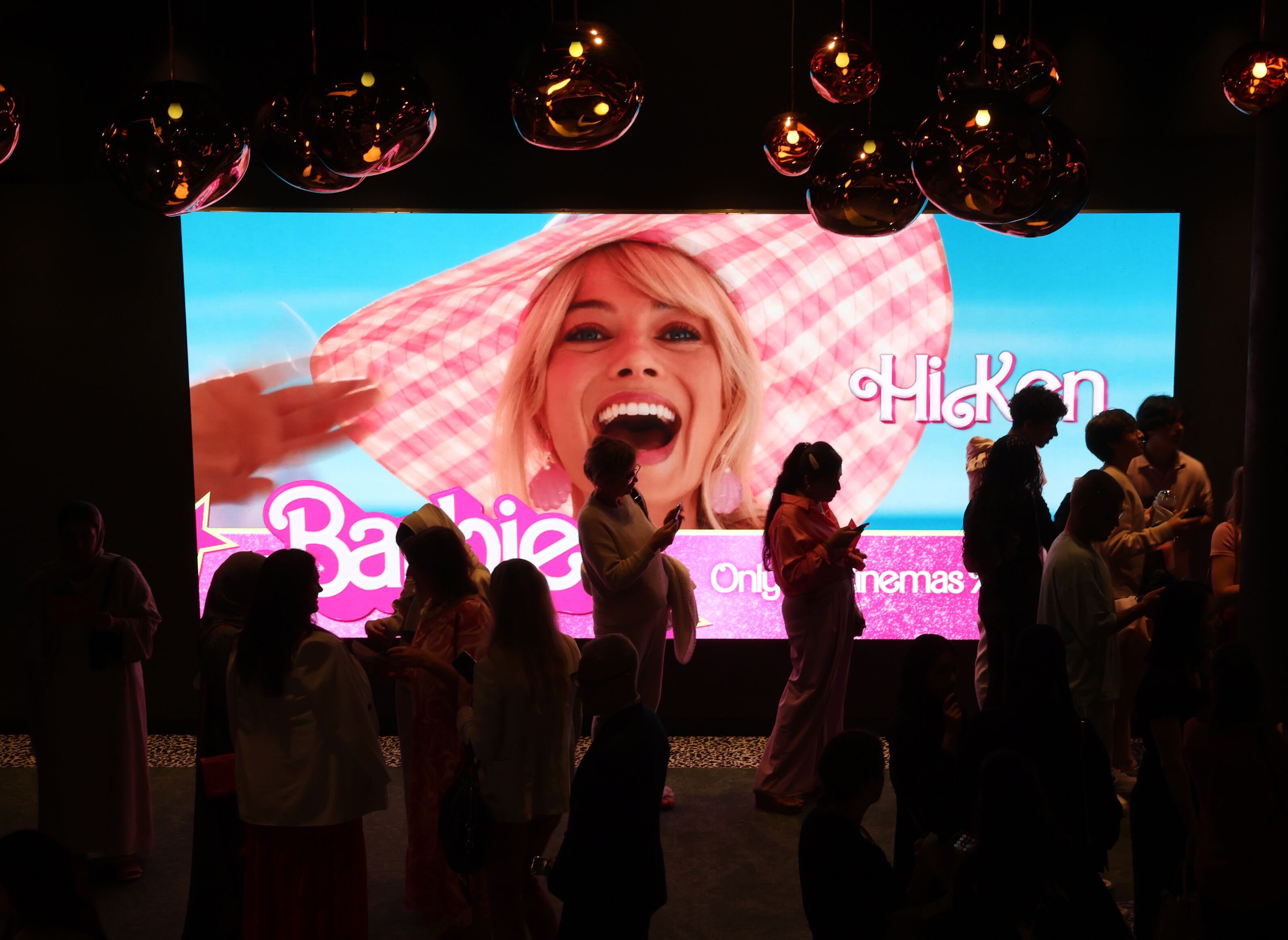 Dubai (United Arab Emirates), 10/08/2023.- People wait to watch the movie &#039;Barbie&#039; on the biggest cinema screen in the Middle East at Roxy Cinemas at Dubai Hills Mall in the Gulf emirate of Dubai, United Arab Emirates, 10 August 2023. Roxy Cinemas host a Barbie Blowout Party in celebration of the UAE release of the film which is available for the age 15+. The film Barbie has been banned in Kuwait and faces calls of ban in Lebanon because it is promoting &#039;sexual deviance&#039;, according to the Lebanese culture minister. (Cine, Líbano, Emiratos Árabes Unidos) EFE/EPA/ALI HAIDER
