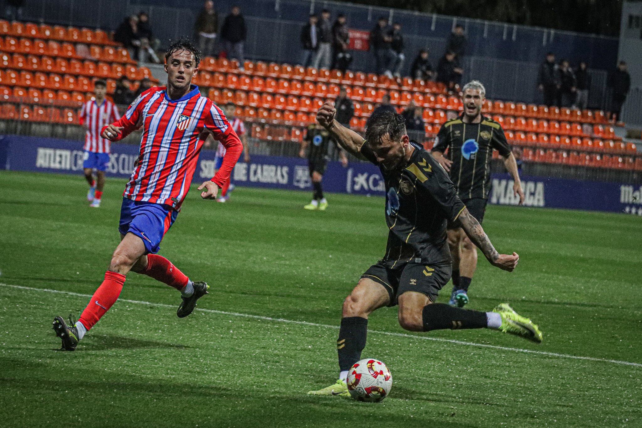 El jugador del Intercity, Borja Martínez, trata de realizar un disparo ante el Atlético de Madrid B. Foto: CF Intercity