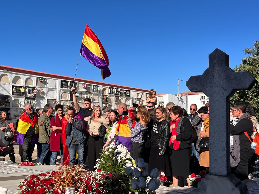 Entierro de Cayetano Roldán y Eladio Barbacil en el cementerio de San Fernando (Cádiz)