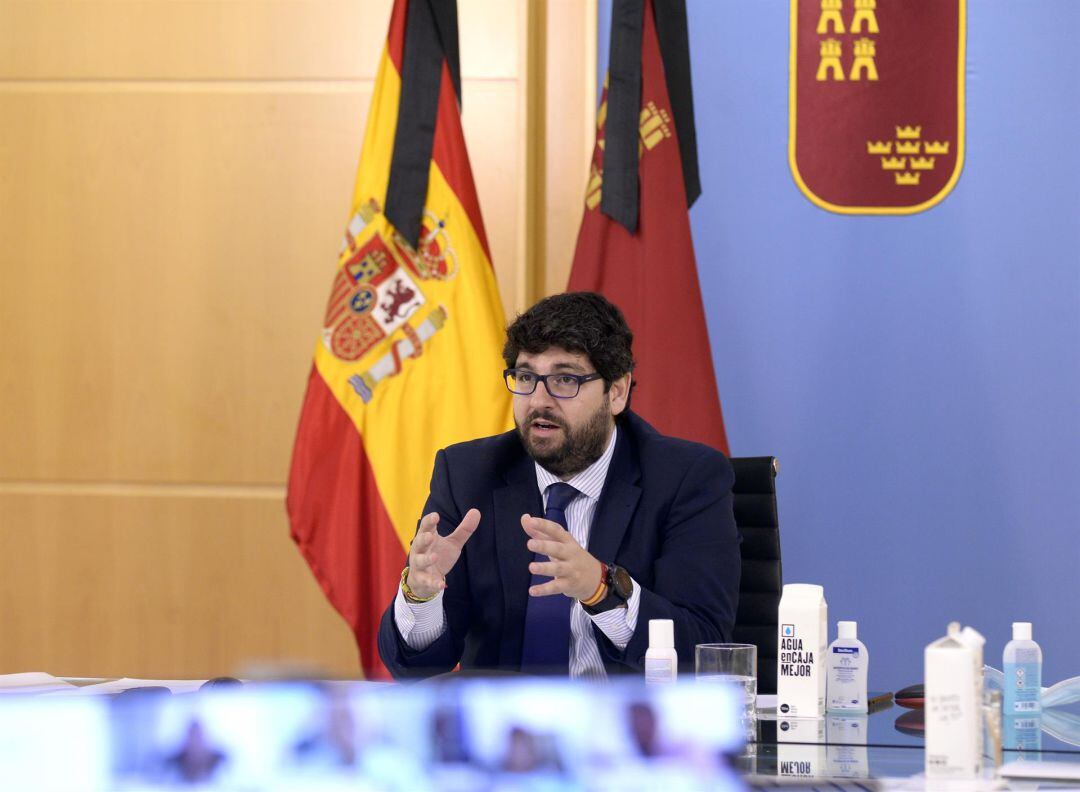 López Miras en la reunión con alcaldes