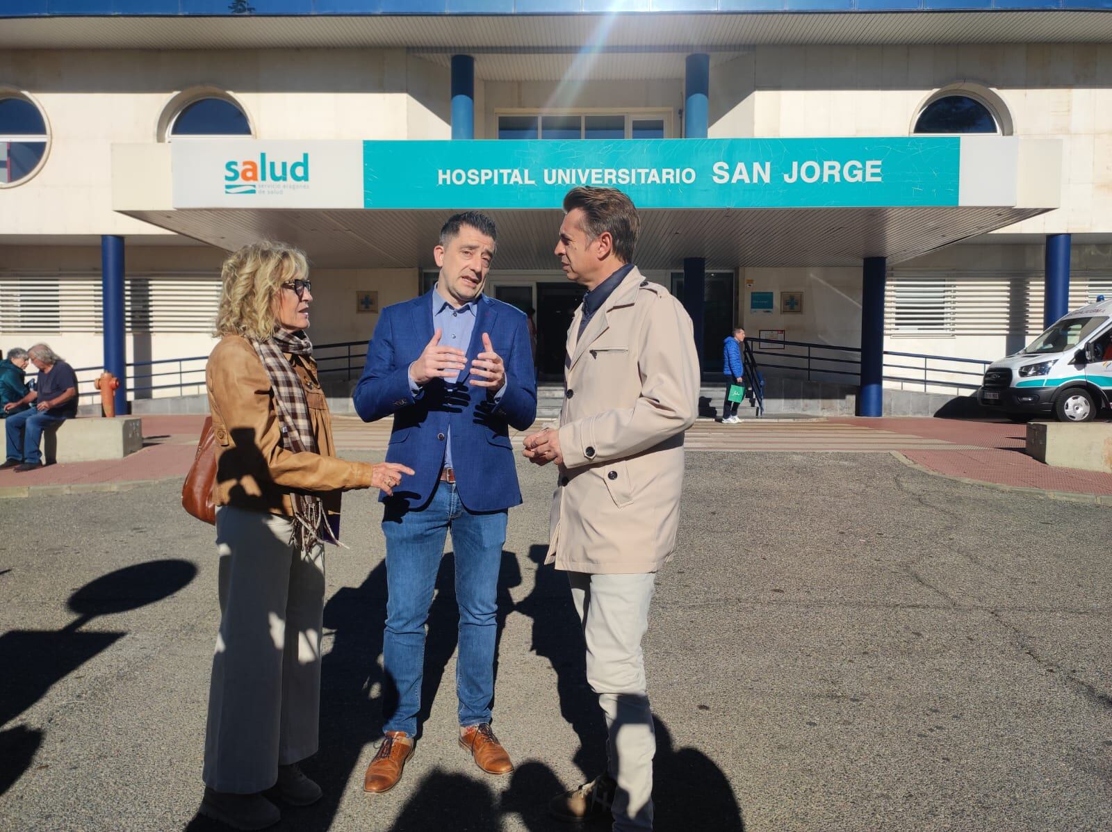 Iván Carpi portavoz socialista de Sanidad en las Cortes junto a  Silvia Salazar y Fernando Sarasa, concejales del PSOE del Ayuntamiento.
