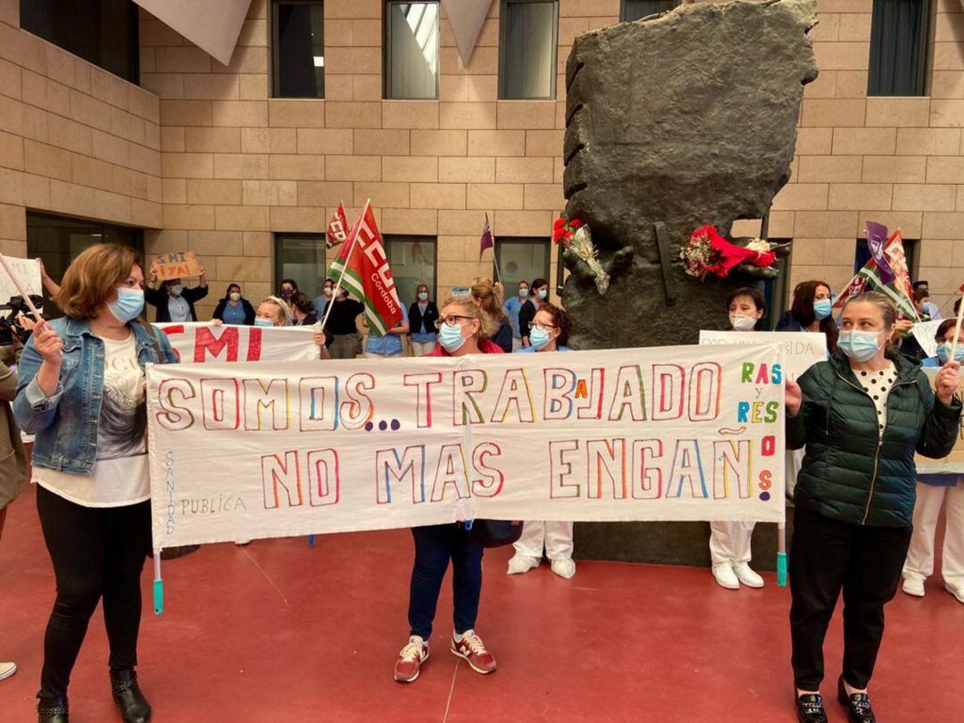 Concentración de los empleados, frente al edificio de consultas externas del HURS