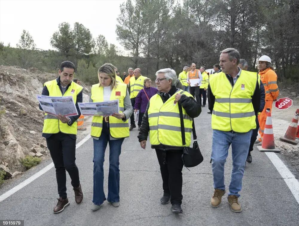 La presidenta de la Diputación, Marta Barrachina, junto al vicepresidente de la institución, Héctor Folgado y el diputado provincial, Sergio Fornas, visitan las obras de mejoras de la CV-203.
