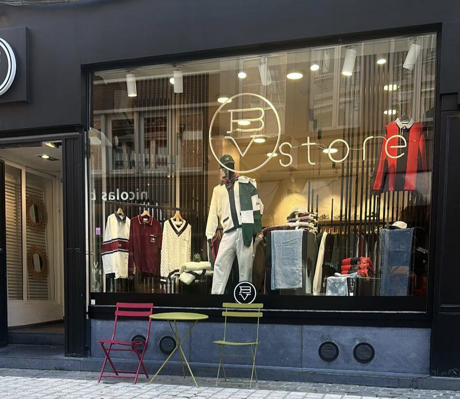 Tienda del centro de la ciudad belga de Lieja cuyo escaparate muestra ropa producida y exportada por el joven emprendedor palentino