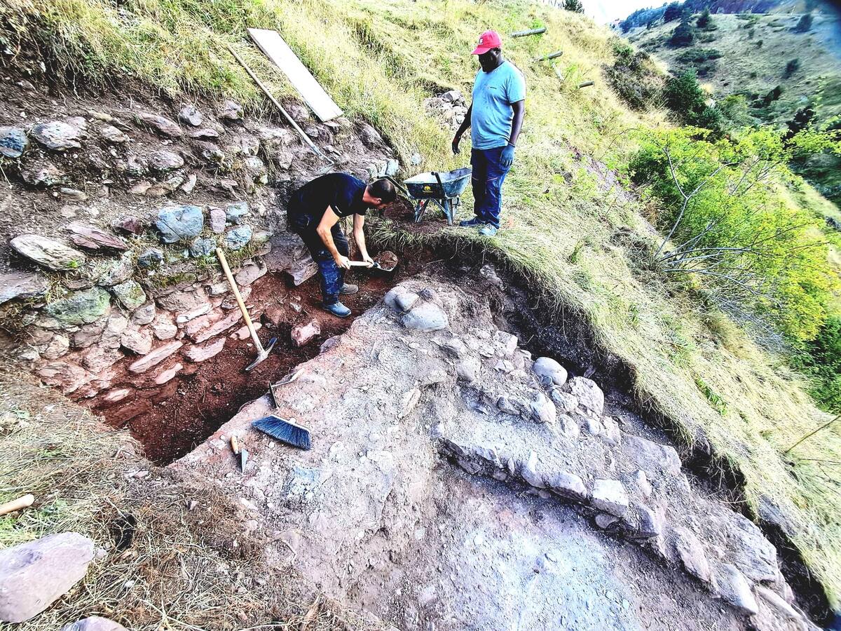 Casas colgantes, bodega y un túnel: el Hospital de Santa Cristina sigue sorprendiendo